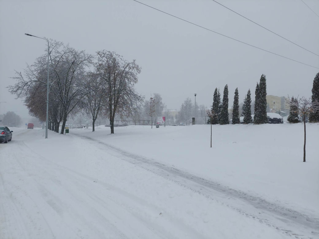 Starachowice pod śniegiem, na drogach trudne warunki do jazdy