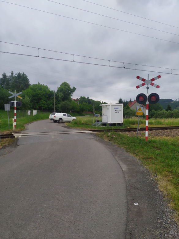 Groźny wypadek na przejeździe kolejowym w Łowczówku