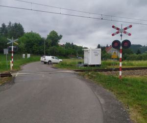 Groźny wypadek na przejeździe kolejowym w Łowczówku
