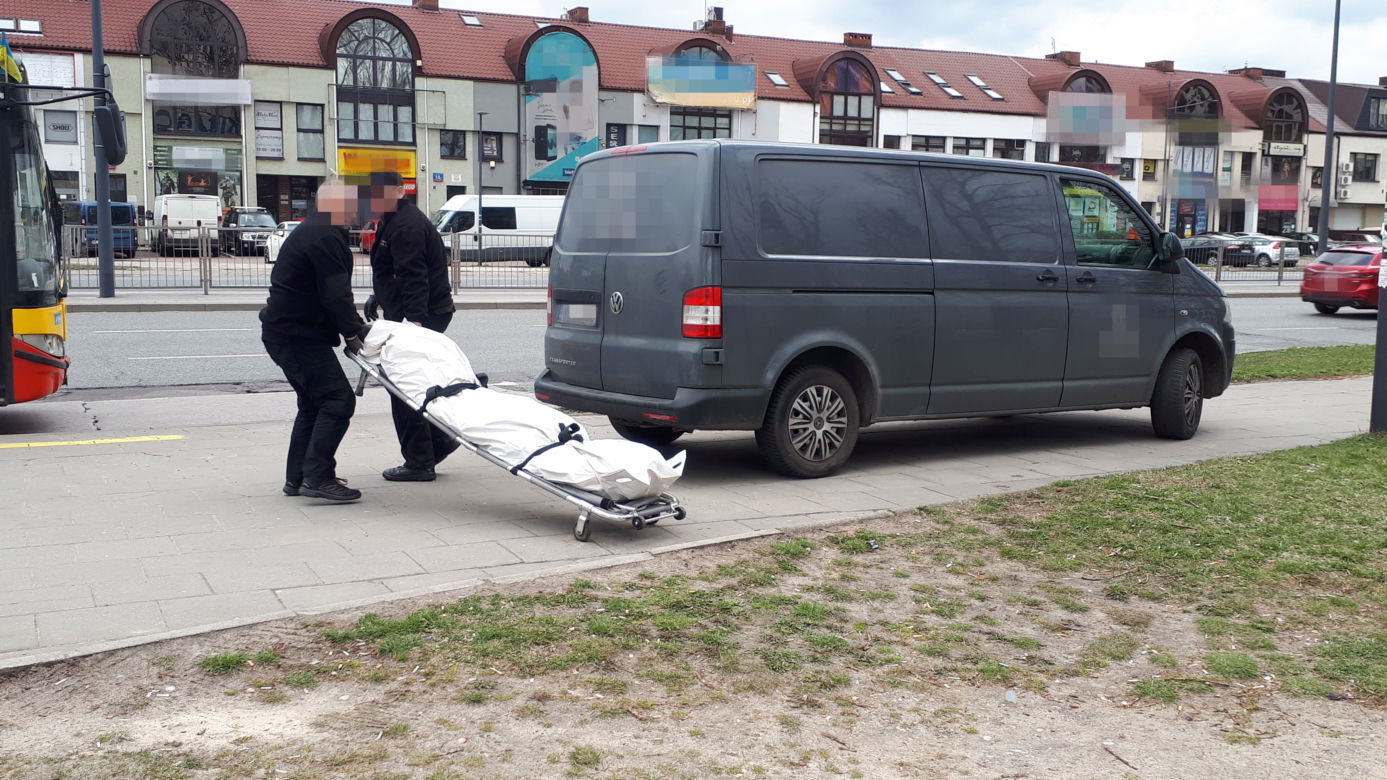 Makabra na Grochowie. Zwłoki w krzakach przy galerii handlowej