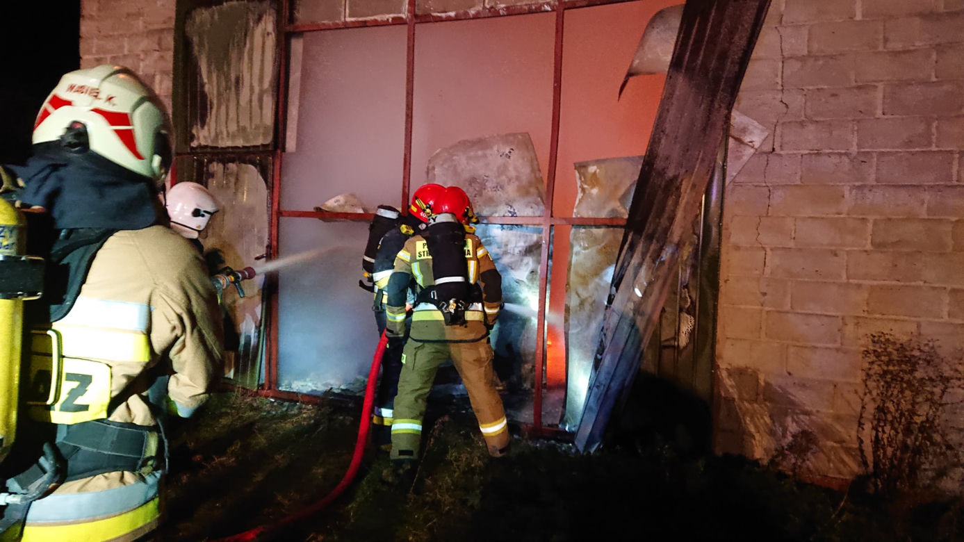 Butle z gazem i pożar! Strażacy przez kilka godzin walczyli z płomieniami w budynku gospodarczym. Straty są OGROMNE
