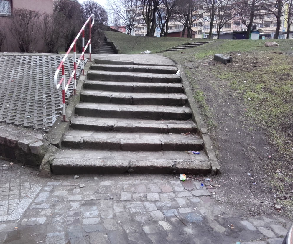 Zniszczone schody przy ul. Wyszyńskiego