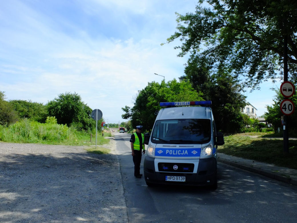 Pijany kierowca zepsuł dzieciom wycieczkę i uciekł. Dwie dziewczynki trafiły do szpitala
