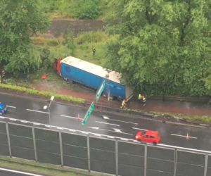 Teraz wypadek w Katowicach: Ciężarówka przebiła bariery i wjechała na chodnik!