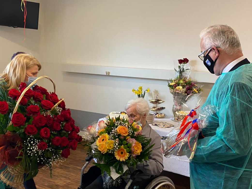 Seniorka pokonała koronawirusa, a teraz świętuje setne urodziny. Piękny jubileusz pani Agnieszki! [ZDJĘCIA]