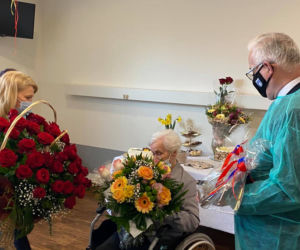 Seniorka pokonała koronawirusa, a teraz świętuje setne urodziny. Piękny jubileusz pani Agnieszki! [ZDJĘCIA]