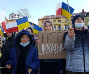 Młodzi ludzie - solidarni z walczącą Ukrainą 