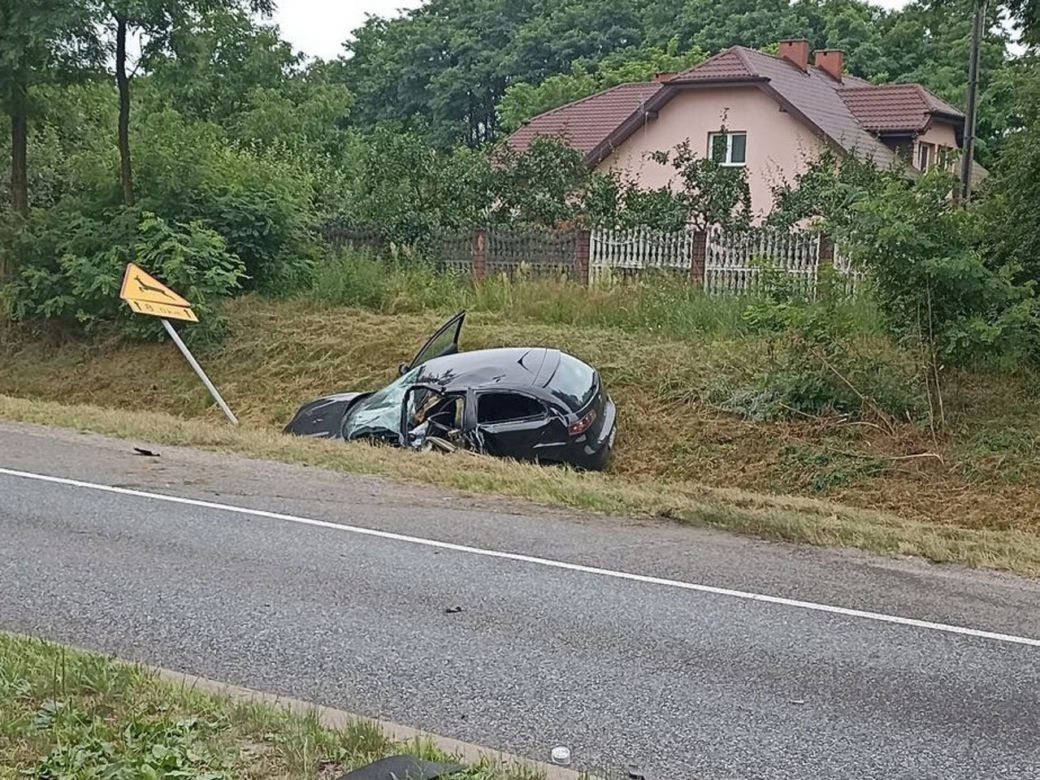 Pijany i naćpany 21-latek aresztowany. Uderzył w sygnalizator pod Sochaczewem, a 15-latkę zabrał śmigłowiec [ZDJĘCIA]