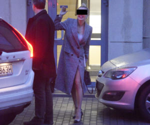 Doda w okularach na oczach opuszcza prokuraturę