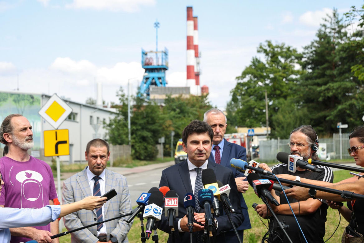 Wstrząs w kopalni Rydułtowy. Jeden górnik transportowany na powierzchnię, akcja przerwana