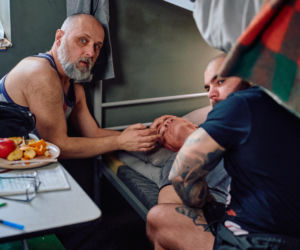 Damian trafi do aresztu pod zarzutem pedofilii i zostanie zaatakowany przez współwięźniów.