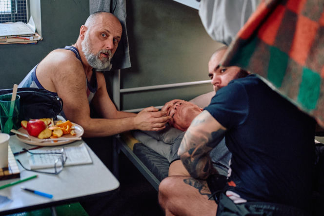 Damian trafi do aresztu pod zarzutem pedofilii i zostanie zaatakowany przez współwięźniów.