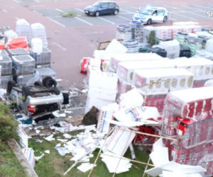 Groźny wypadek w Bytomiu. Auto spadło na parking Obi! Kierowca był pijany