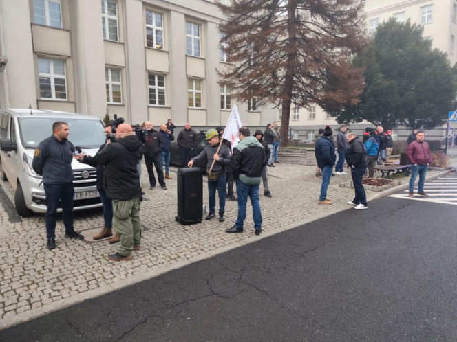 https://slaskie.eska.pl/gornicy-z-jsw-znow-protestowali-pod-ministerstwem-energii-w-katowicach-to-nie-tylko-o-barborke-chodzi-aa-fhae-P6Gi-drbJ.html