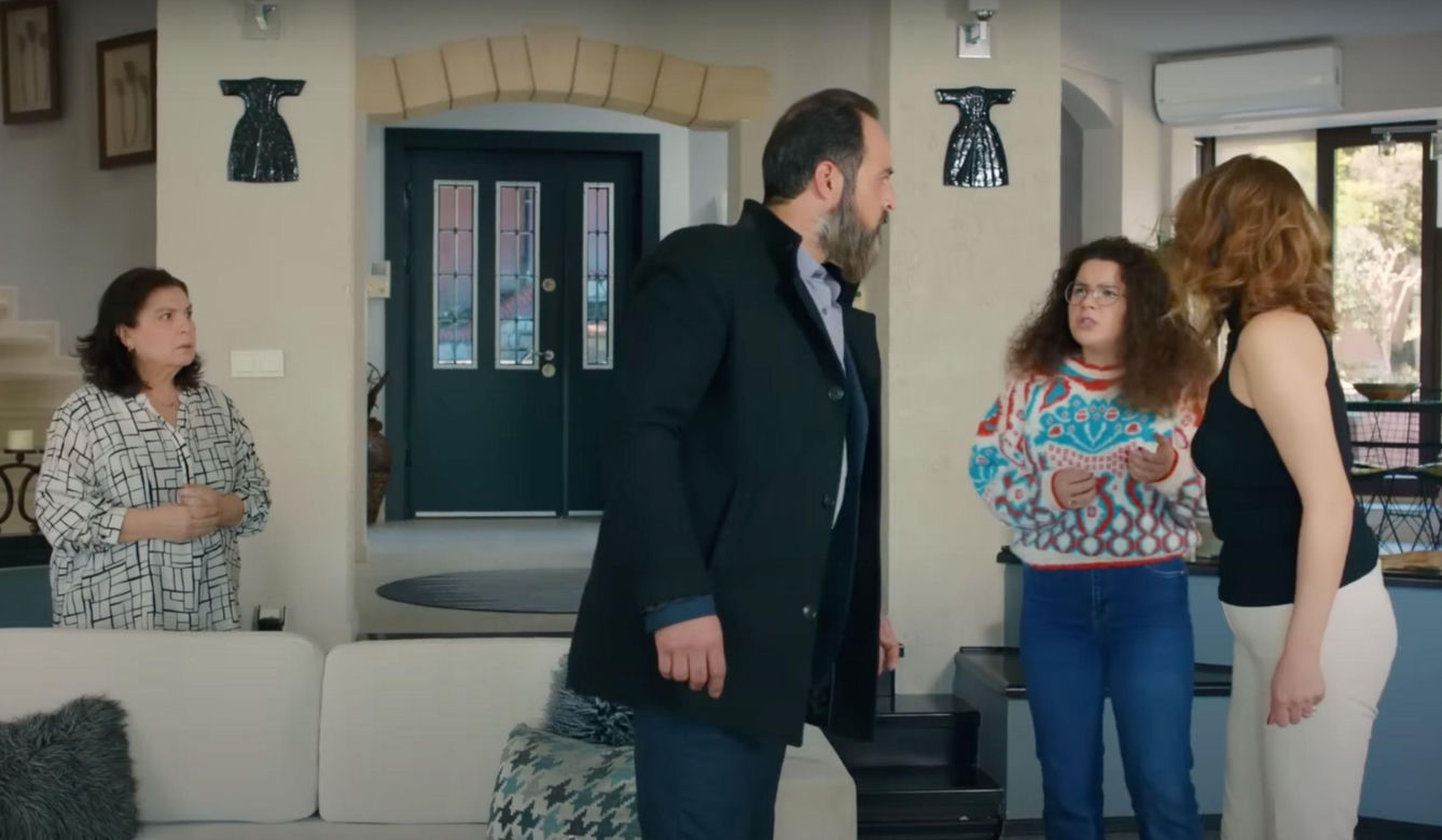 Porywacz Zeynep, Ragip, zjawi się w domu Bulenta i zagrozi, że wplącze Melis w przestępstwo.