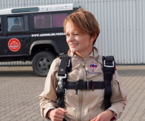 Minister Emilewicz wyskoczyła z samolotu