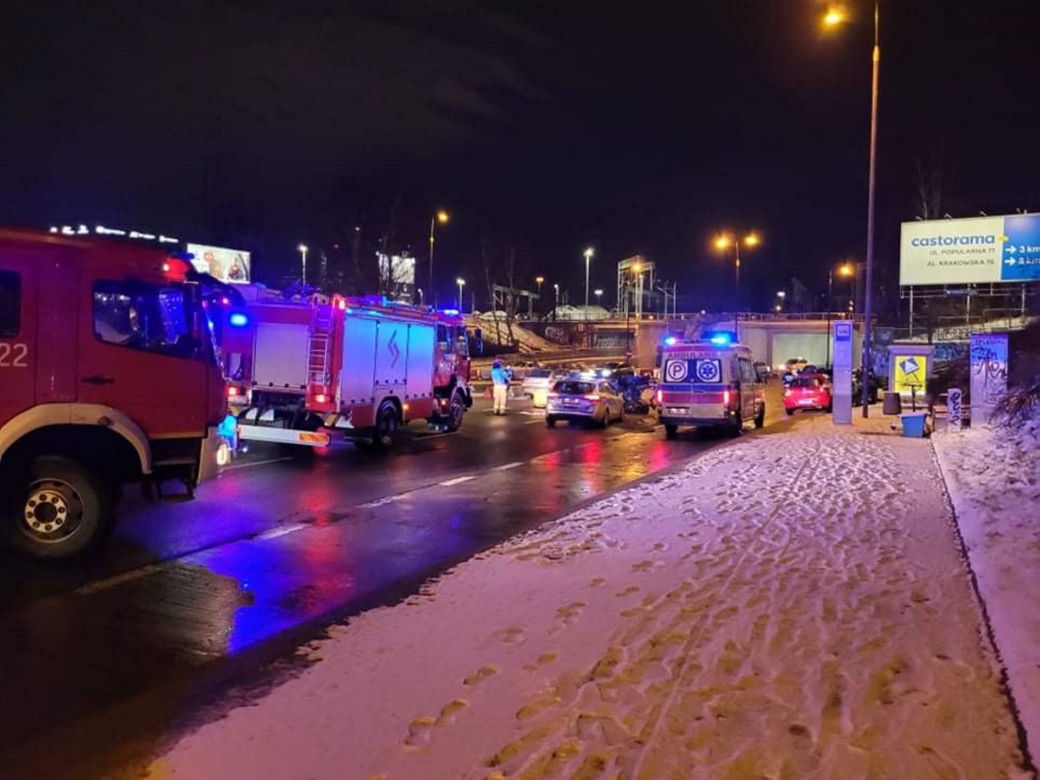 Pług śnieżny wylądował na boku, po tym jak huknął w BMW