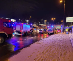 Pług śnieżny wylądował na boku, po tym jak huknął w BMW