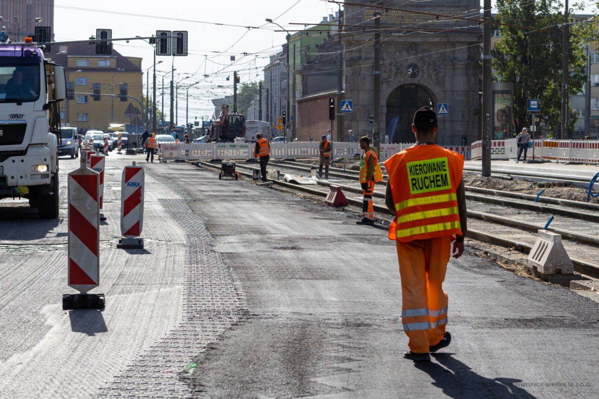 Asfaltowanie placu Zwycięstwa