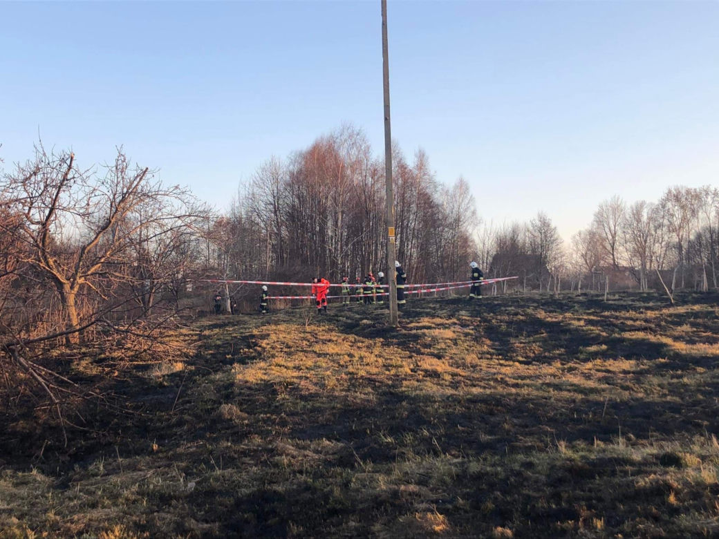 Zwęglone zwłoki mężczyzny w Zaczarniu. Zginął w trakcie wypalania traw