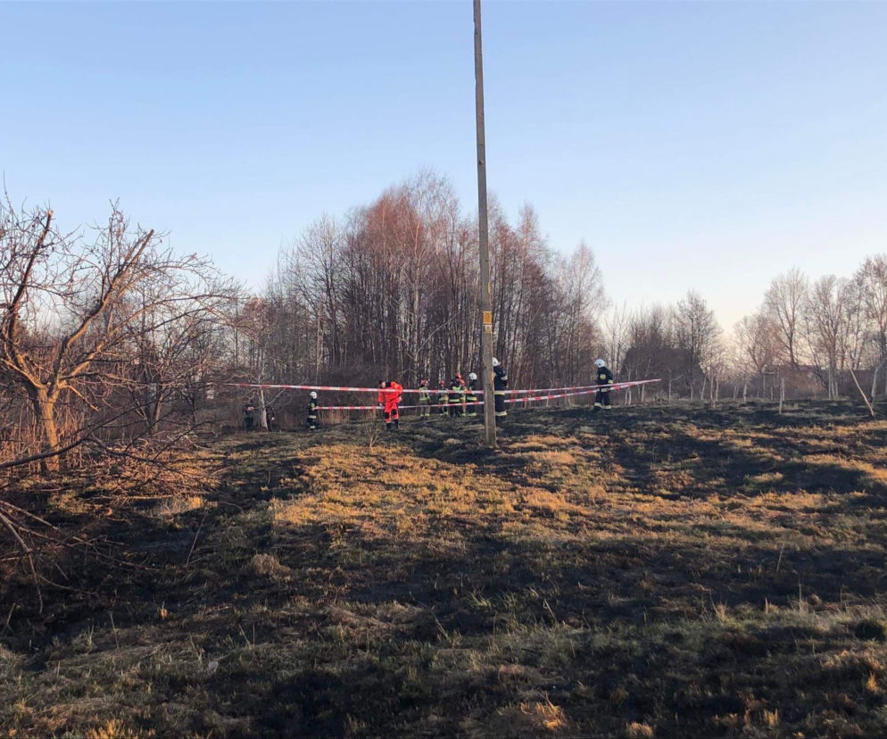 Zwęglone zwłoki mężczyzny w Zaczarniu. Zginął w trakcie wypalania traw