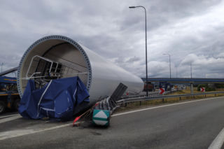 Część turbiny wiatrowej wypadła z ciężarówki. Gigantyczne utrudnienia na A4! 