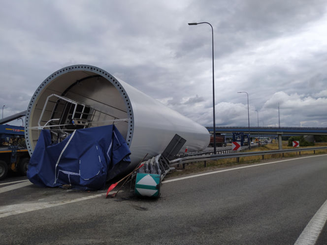 Gigantyczne utrudnienia na A4. Z ciężarówki wypadł ogromny element turbiny
