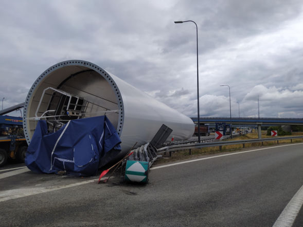 Część turbiny wiatrowej wypadła z ciężarówki. Gigantyczne utrudnienia na A4! 
