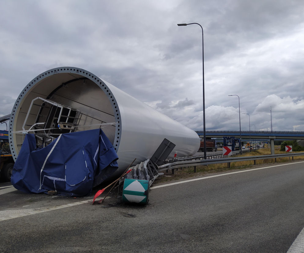 Część turbiny wiatrowej wypadła z ciężarówki. Gigantyczne utrudnienia na A4! 