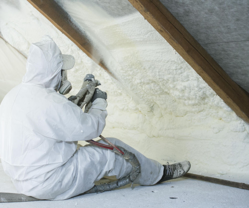 Ceny ocieplenia dachu pianką 2026. Ile kosztuje ocieplenie dachu pianką PUR?