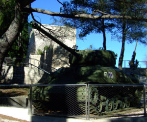 Czołg Sherman Valois zdewastowany. Historyczny symbol walki o wolność Francji pomalowany na różowo