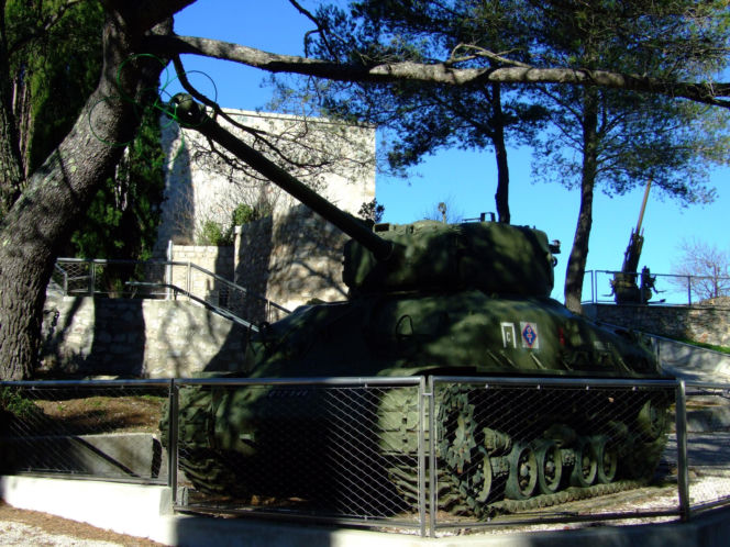 Czołg Sherman "Valois" zdewastowany. Historyczny symbol walki o wolność Francji pomalowany na różowo