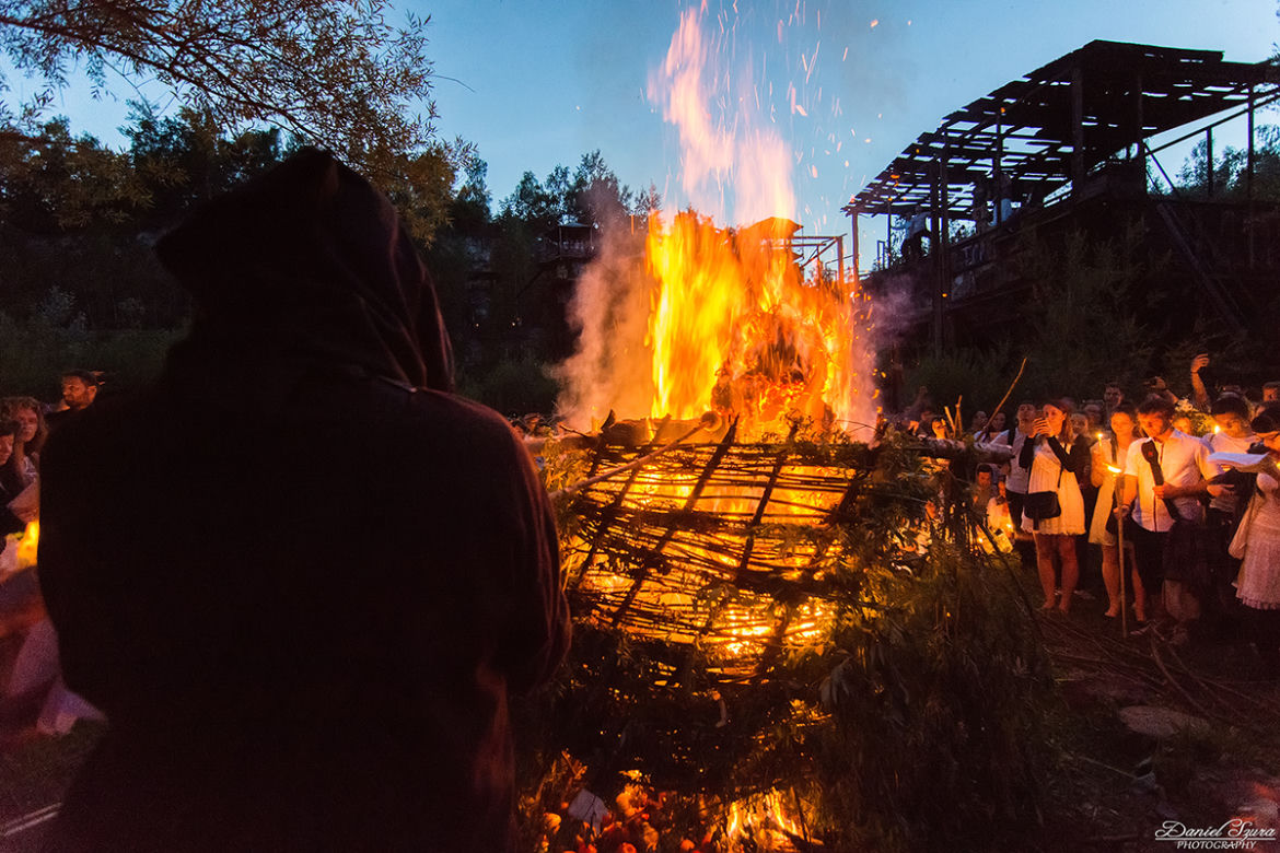 Ogień, wianki i szukanie kwiatu paproci: W Krakowie świętowano Noc Kupały [ZDJĘCIA]