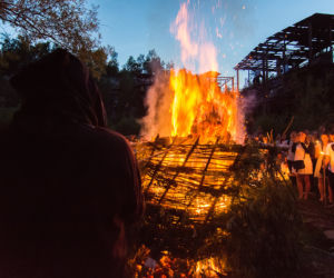Ogień, wianki i szukanie kwiatu paproci: W Krakowie świętowano Noc Kupały [ZDJĘCIA]