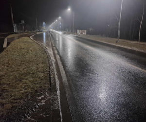 Lód na drogach i torach. Służby apelują: ograniczcie podróże