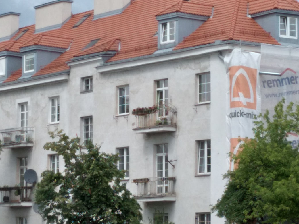Zdeformowana balustrada balkonu przy Powsińskiej