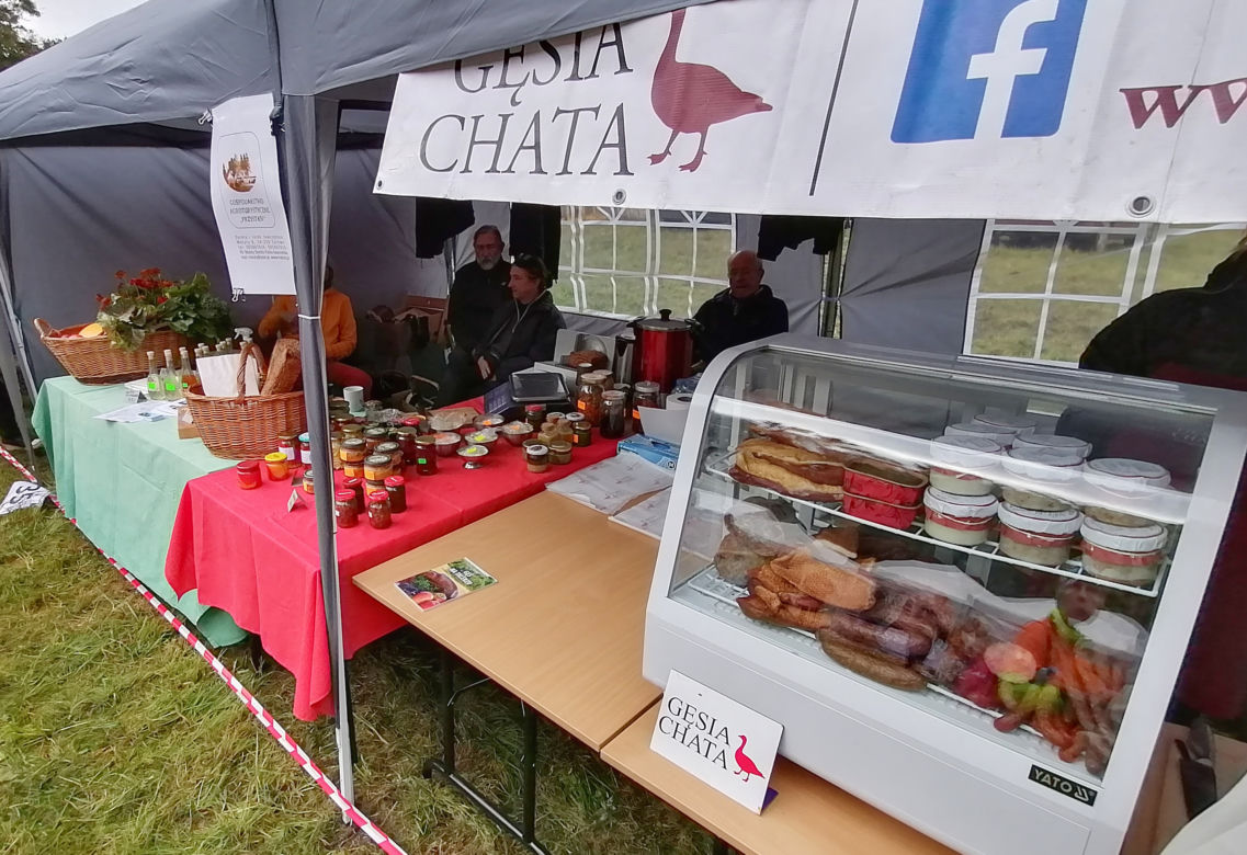 Pomarańczowi rowerzyści najechali zamek w Szymbarku