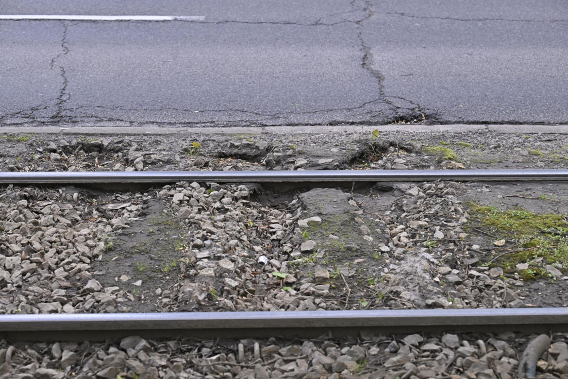 Katastrofalny stan torowiska na al. Waszyngtona. Tramwajarze naprawią tylko fragmenty 