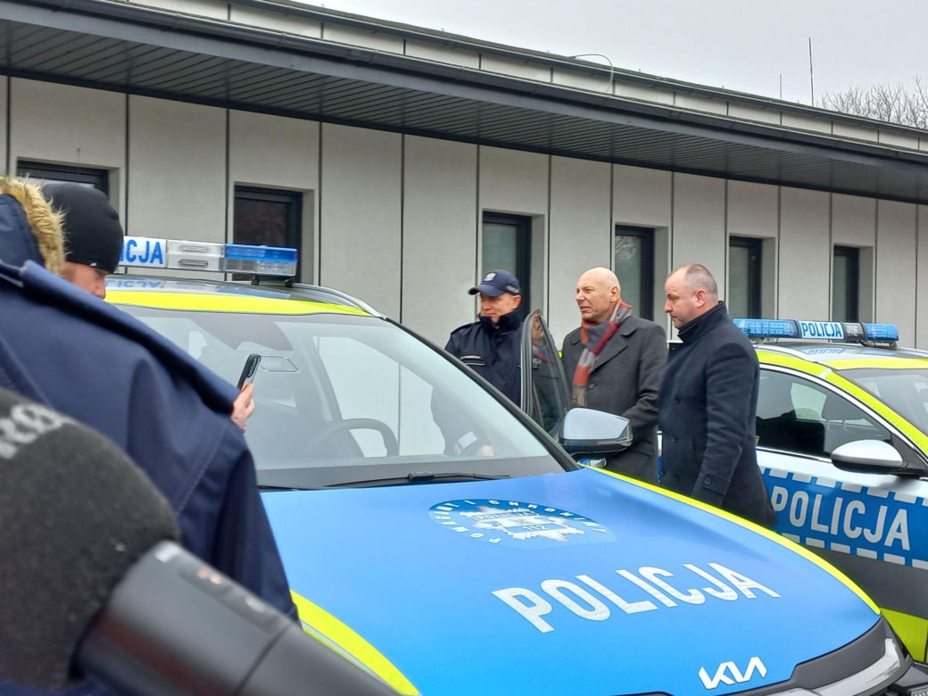 Trzy nowe radiowozy dla policji w Lesznie. Od kogo i do czego?