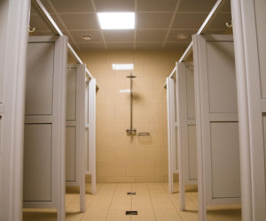 2026 rok, a takie warunki w sanatorium. Kuracjusze korzystają z łazienek na korytarzach