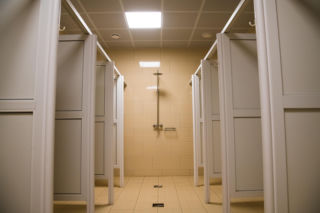 2026 rok, a takie warunki w sanatorium. Kuracjusze korzystają z łazienek na korytarzach