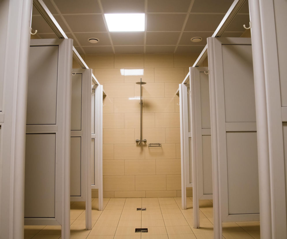 2026 rok a takie warunki w sanatorium. Kuracjusze korzystają z łazienek na korytarzach