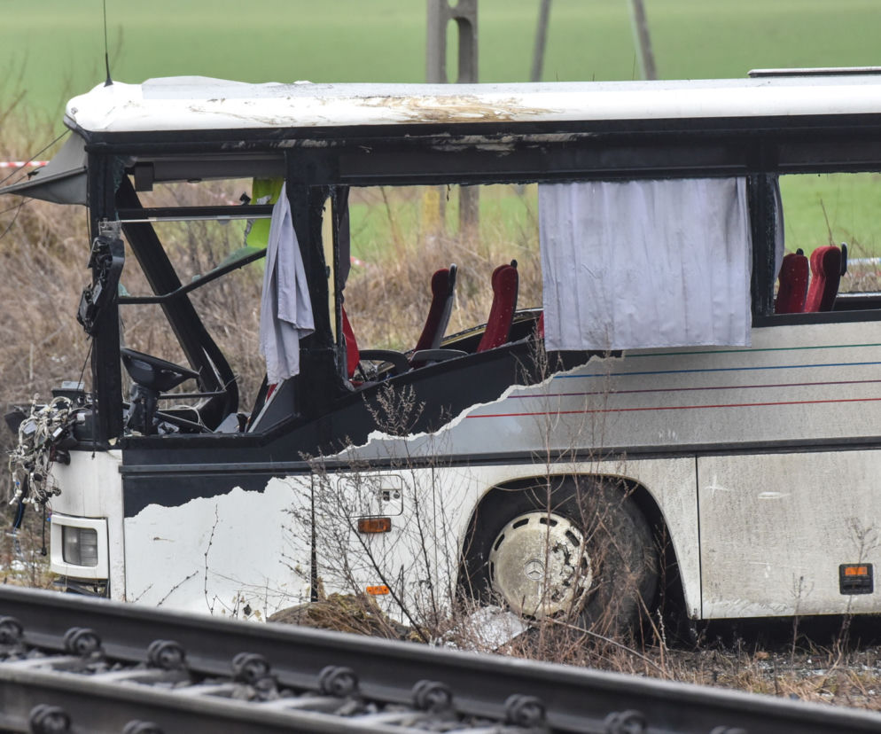 Kierowca autobusu zginał na torach, zamknięty w śmiertelnej pułapce