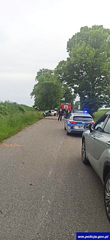Volkswagen roztrzaskał się o drzewa pod Bartoszycami! 20-latek leżał w rowie, silnik - w zaroślach [ZDJĘCIA].