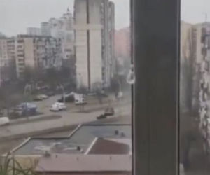 Ukraina. Rosyjskie pojazdy pancerne zmiażdżyły cywilny samochód. Kierowca ocalał! 