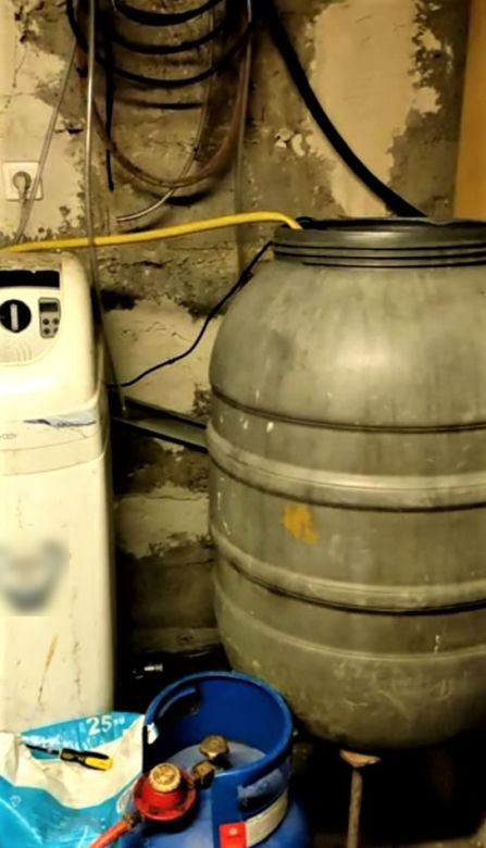 Nowy Sącz. 36-latek przyłapany na produkcji bimbru. Znaleźli aparaturę i beczki z zacierem