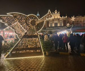 Jarmark Bożonarodzeniowy na Rynku w Krakowie wystartował. Jest drogo, a i tak przyciąga tłumy [GALERIA]