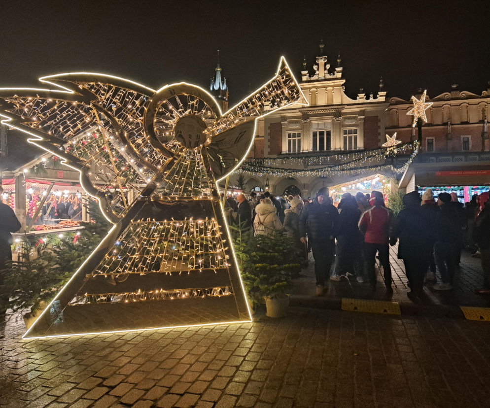 Jarmark Bożonarodzeniowy na Rynku w Krakowie wystartował. Jest drogo, a i tak przyciąga tłumy [GALERIA]