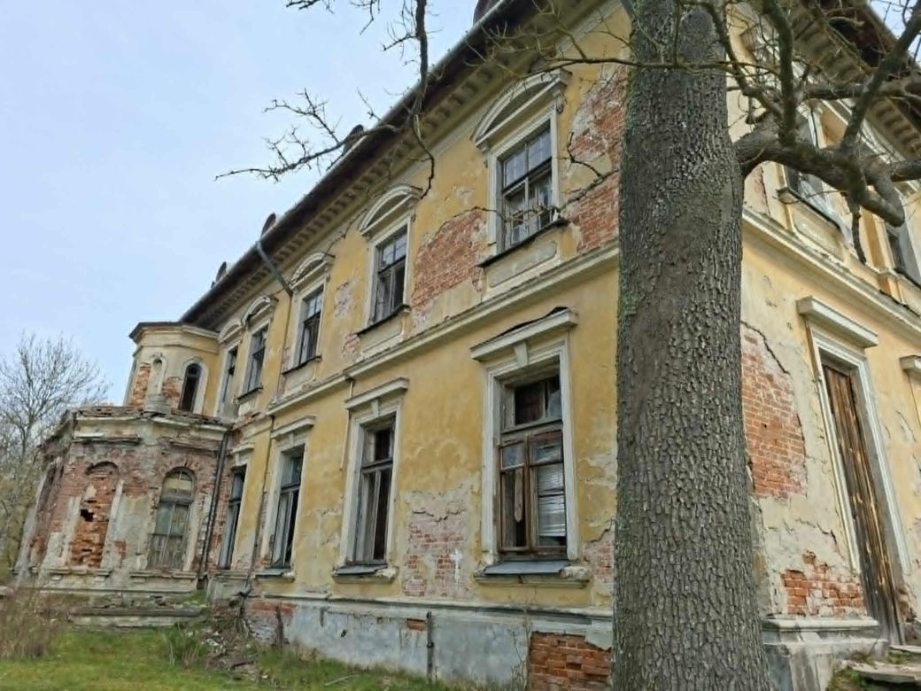 Kiedyś perła, dziś w ruinie. To nie jest zwykły pałac w Świętokrzyskiem (Pałac w Bałtowie)
