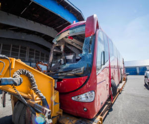 Polski autokar na policyjnym parkingu po wypadku na Węgrzech